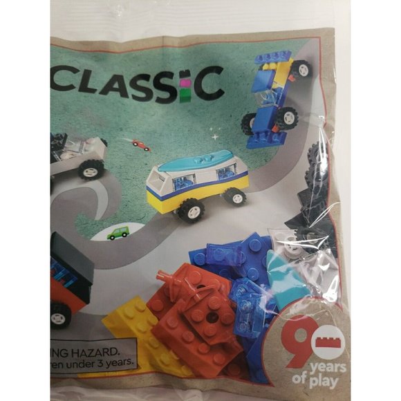 LEGO LEGO CLASSIC: 90 Years of Cars (30510) - Picture 3 of 4